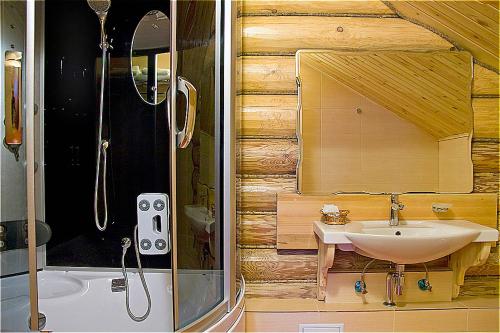 Et badeværelse på Svetliy Terem Hotel