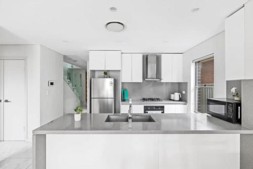 Η κουζίνα ή μικρή κουζίνα στο Modern Ensuite Queen Room - Serene Spot at Revesby