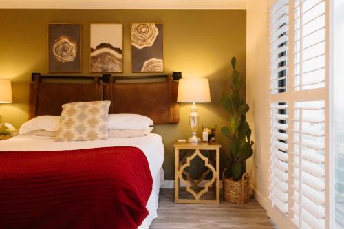 Una cama o camas en una habitación de It's The Little Things