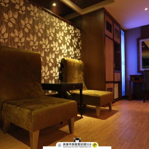 a waiting room with two chairs and a couch at Venice Motel in Kaohsiung