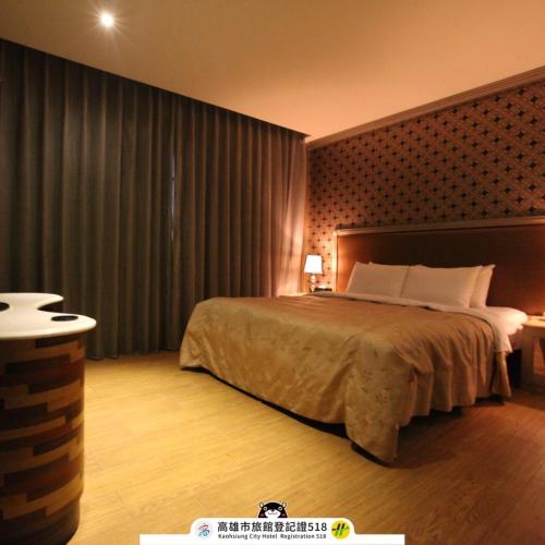 a bedroom with a large bed in a room at Venice Motel in Kaohsiung