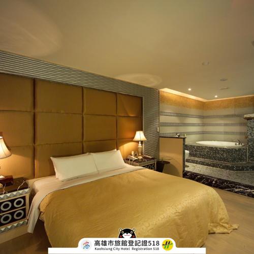 a bedroom with a large bed and a bath tub at Venice Motel in Kaohsiung