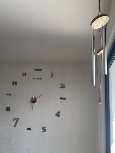 a clock on a wall in a room at Jardines de Miraflores, Casa Remodelada completa zona sur ITESO TecMilenio UVM HP Colon Centro Sur in Guadalajara