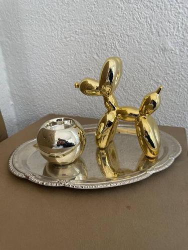a gold metal plate with a toy elephant and a ball at Jardines de Miraflores, Casa Remodelada completa zona sur ITESO TecMilenio UVM HP Colon Centro Sur in Guadalajara