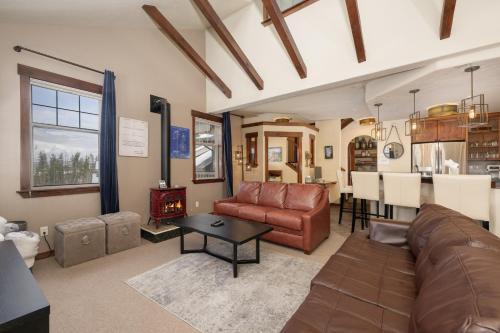 salon z kanapą i stołem w obiekcie Cozens Pointe B-301 condo w mieście Fraser