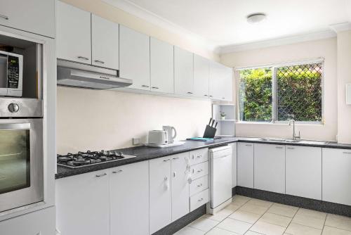 Η κουζίνα ή μικρή κουζίνα στο Warm Oasis at Parramatta- 2 BR - Free Parking - Near Shops