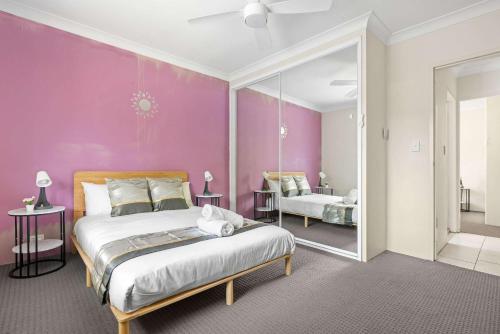 Ένα ή περισσότερα κρεβάτια σε δωμάτιο στο Warm Oasis at Parramatta- 2 BR - Free Parking - Near Shops
