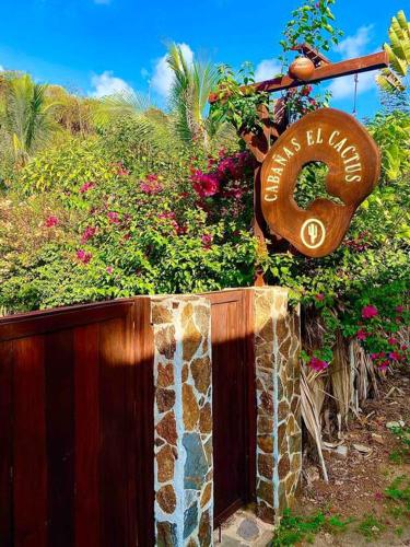 Ein Garten an der Unterkunft Cabaña 2 El Cactus Playa Mermejita