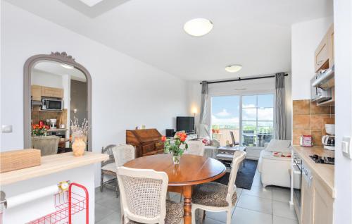 une cuisine et un salon avec une table et des chaises dans l'établissement 1 Bedroom Gorgeous Apartment In Callian, à Callian