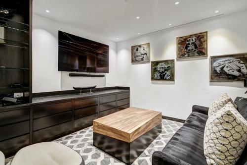 The Vail Collection at the Ritz Carlton Residences Vailにあるテレビまたはエンターテインメントセンター