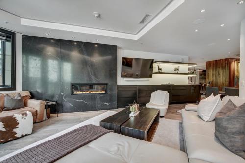 The Vail Collection at the Ritz Carlton Residences Vailにあるシーティングエリア