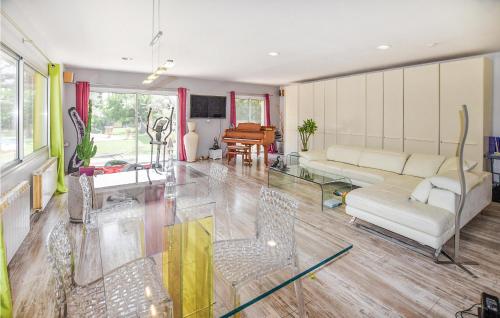 - un salon avec un canapé et un piano dans l'établissement Nice Home In Sorgues With Kitchen, à Sorgues