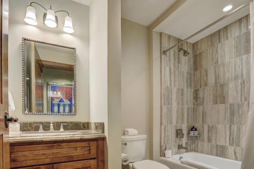 The Vail Collection at the Ritz Carlton Residences Vailにあるバスルーム