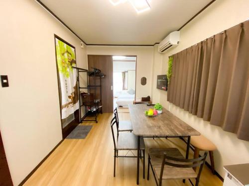 a dining room with a table and chairs at 301 Grand Maison konohana 予約制駐車場,USJや海遊館に最適,駅から徒歩6分 in Osaka