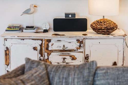 a desk with a bird sitting on top of it at Villa Osibova in Milna