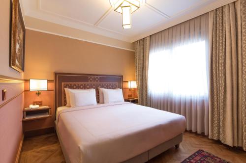 
Кровать или кровати в номере Lalahan Hotel

