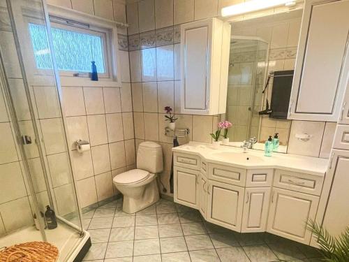 Ένα μπάνιο στο 12 person holiday home in Davik