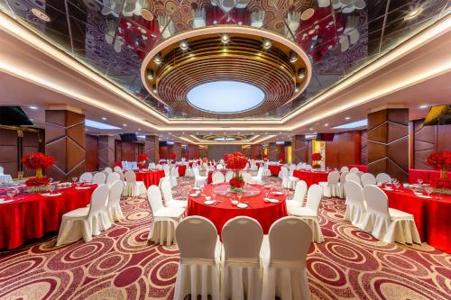 Restaurant ou autre lieu de restauration dans l'établissement Holiday Inn Wuhan Riverside by IHG
