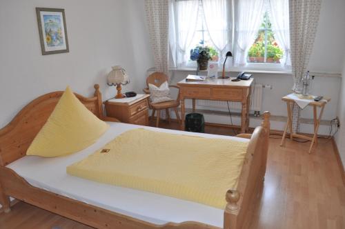 a bedroom with a bed and a desk and a desk at Hotel & Restaurant Bei Hölzchen in Hannover