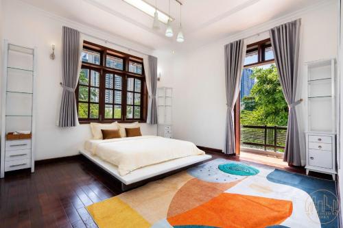 Un dormitorio con una cama y una ventana grande. en KN 5 Villa - Venuestay, en Ho Chi Minh