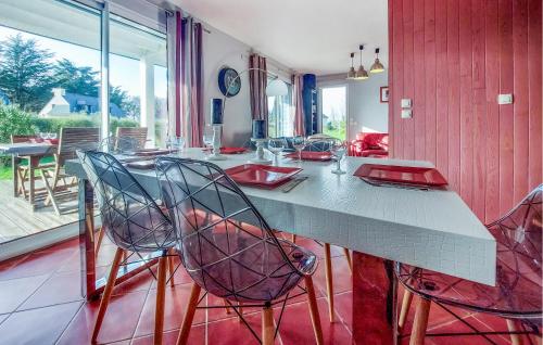 une salle à manger avec une table et quelques chaises dans l'établissement Gorgeous Home In Le Tour-Du-Parc, à Le Tour-du-Parc