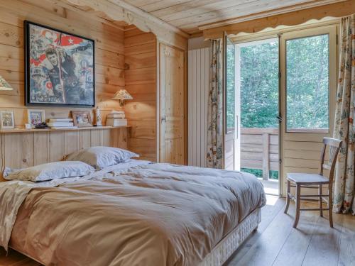 une chambre avec un grand lit et une fenêtre dans l'établissement Appartement 3 Chambres à Megève - Proche Centre, Balcon, Garage, Animaux Acceptés - FR-1-453-312, à Megève
