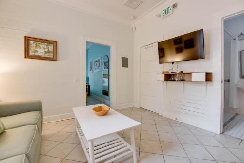 een woonkamer met een bank en een tafel bij African Queen - Harbor Walk Hideaways in Key West