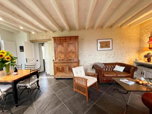 un salon avec un canapé et une table dans l'établissement Gîte de charme en Touraine avec jardin, proche châteaux de la Loire - FR-1-381-598, à Avon-les-Roches