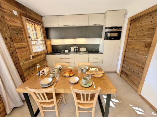 une salle à manger avec une table et des chaises en bois dans l'établissement Appartement moderne 4 pers, Les Gets, casier skis, parking - FR-1-598-179, aux Gets