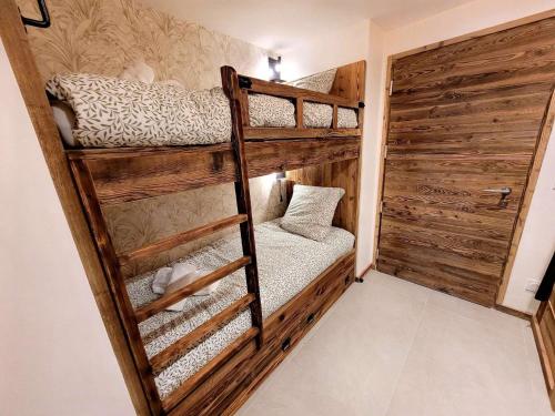 une chambre avec deux lits superposés dans l'établissement Appartement moderne 4 pers, Les Gets, casier skis, parking - FR-1-598-179, aux Gets
