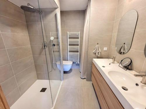 une salle de bain avec une douche, un lavabo et des toilettes dans l'établissement Appartement moderne 4 pers, Les Gets, casier skis, parking - FR-1-598-179, aux Gets