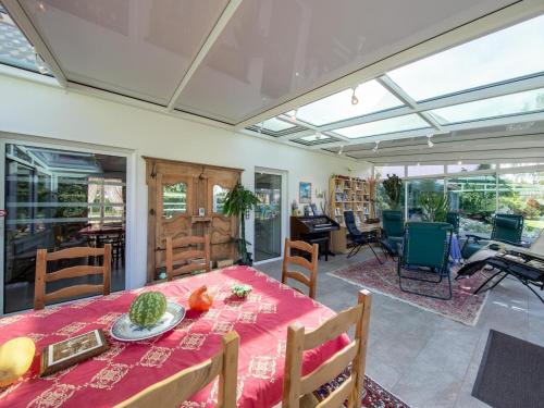 une salle à manger avec une table avec une nappe rouge dans l'établissement Chambres et Suites au Calme avec Wifi et Animaux Acceptés - FR-1-590-475, à Saint-Benoît-sur-Loire