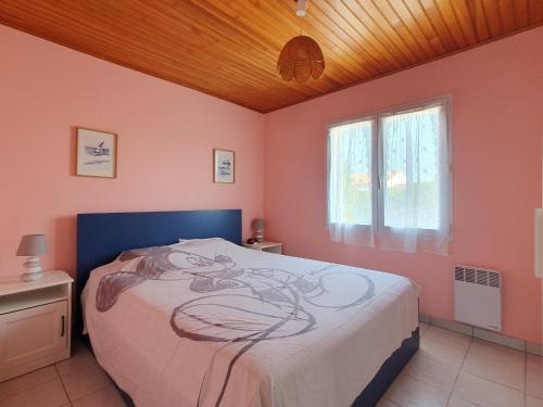 - une chambre avec un lit avec un dessin dans l'établissement Maison de vacances calme, proche plage, WiFi, animaux admis - FR-1-476-228, à La Faute-sur-Mer