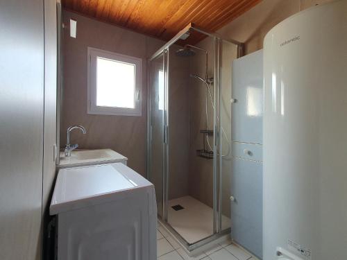 une salle de bain avec une douche et un lavabo et une douche dans l'établissement Maison de vacances calme, proche plage, WiFi, animaux admis - FR-1-476-228, à La Faute-sur-Mer