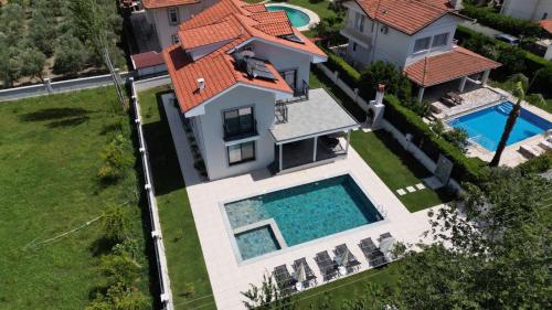 Πισίνα στο ή κοντά στο Villa's Tomris