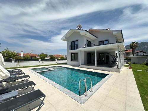 Πισίνα στο ή κοντά στο Villa's Tomris