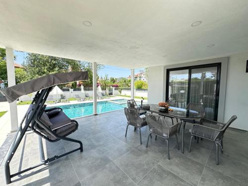 Πισίνα στο ή κοντά στο Villa's Tomris