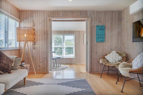 Ruang duduk di Blue Belle Cottage