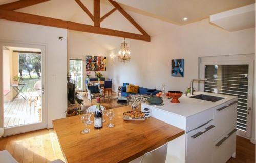 une cuisine avec une table avec des verres à vin dessus dans l'établissement Beautiful Home In Colonzelle, à Colonzelle