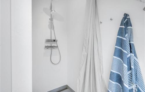 Ένα μπάνιο στο Lovely Home In Rømø With Sauna