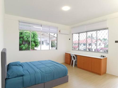 シブにあるBunglow 5 Rooms 5 Cars Wifi Washer Delta Homestayのベッドと机と2つの窓がある寝室