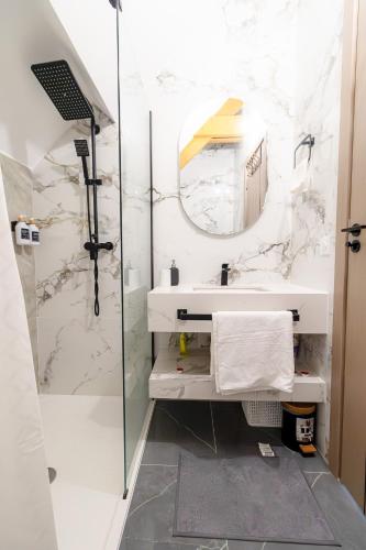 une salle de bain avec un lavabo et une douche dans l'établissement Coup de Coeur des Voyageurs - Propre, confort et Entrer autonome - Bonn'appartts-sur-Seine, à Bonnières-sur-Seine