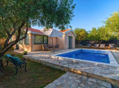 Hidden Gem Holiday Home with Pool in Kastel Stafilic