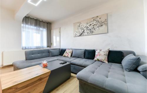 Χώρος καθιστικού στο 4 Bedroom Amazing Home In Prkos