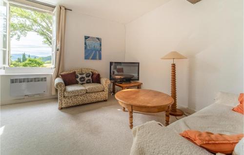 a living room with a couch and a table and a tv at Nice Home In Chalabre With Wifi in Chalabre