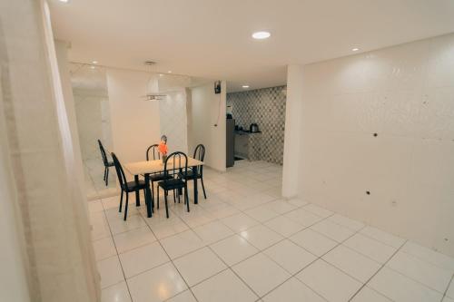 ein Esszimmer mit Tisch und Stühlen in der Unterkunft Grande Apartamento Com 3 Quartos e Uma Localização Privilegiada in Campina Grande