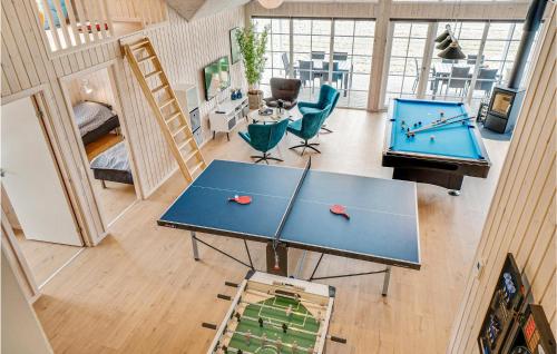 una sala con tavolo da ping pong e tavoli da biliardo di Cozy Home In Nørre Nebel With Sauna a Nørre Nebel
