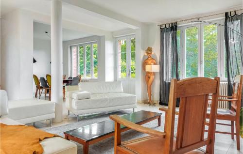 una sala de estar con un sofá y una mesa en 4 Bedroom Nice Home In Étretat, en Étretat