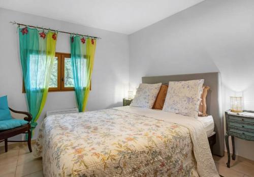 une chambre avec un lit, une chaise et une fenêtre dans l'établissement BASTIDON 4 à 10 Personnes Domaine L'HELION, à Taradeau