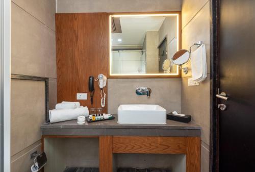 Ένα μπάνιο στο Quality Inn by Lawrence Hotels
